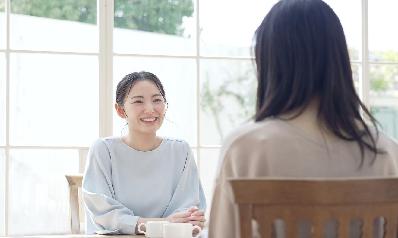 会話している女性