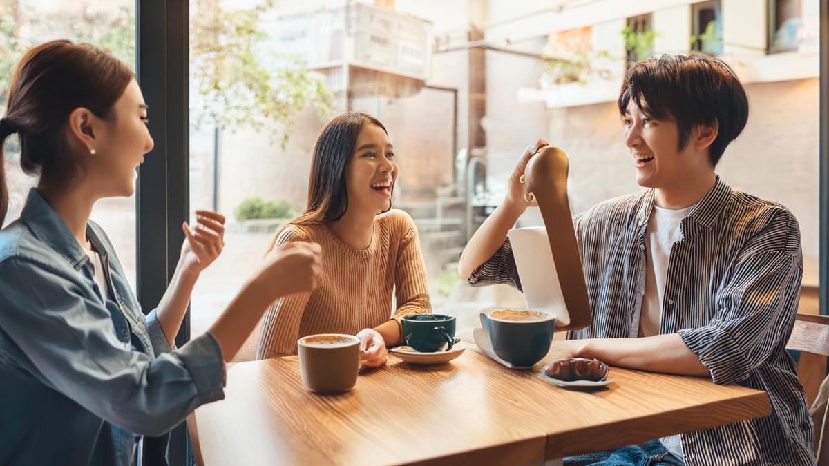 楽しく会話する人たち